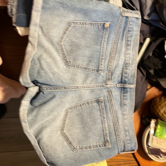 Old navy boyfriend light wash jean shorts size 8 - Picture 3 of 3
